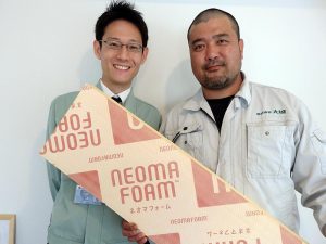 写真左が日本ガスの泊さん、写真右が株式会社大城の大城さん。手にしているのが、今回のエコリノベに使用した素材