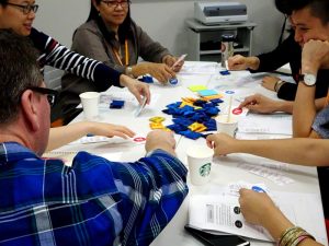 クロスロードは5人1組が原則だが、それ以上でも楽しめる。多数派を決められるよう、奇数にするのがポイントだ