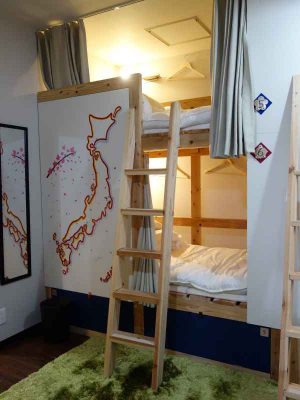 ベッド脇には日本地図が貼られており、宿泊者は来た場所をピン止めして帰るそう