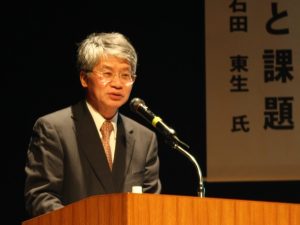 基調講演する日本大学特任教授の石田東生さん