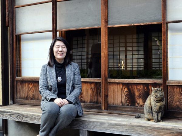 寛次郎の孫である鷺珠江さん。記念館で学芸員をしながら、寛次郎の企画展などを行っている