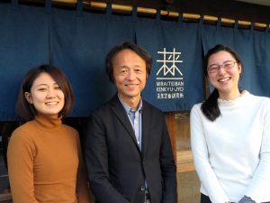 今谷氏（中央）を囲み、研究所の皆さん。こんなオフィスで働きたいと思う人も多いのではなかろうか