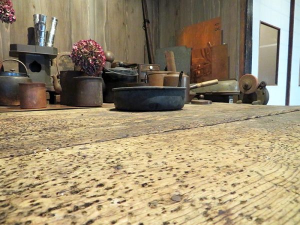 個人的に一番迫力を感じたのはこの作業台。自分の身体でモノを生み出していた人がいた場なのだと強く感じた