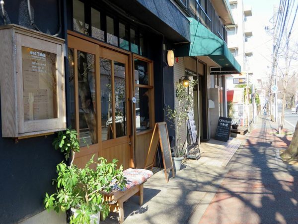 桜並木沿いにある店舗。カフェなどが並ぶ楽しげな一画だ