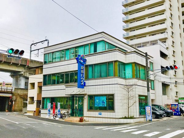 ▲広島市西区楠木町に本社を構える『良和ハウス』。広島・岡山県下に15店舗を展開する地元の大手不動産会社だ。「外国人社員の採用を行っている不動産会社は広島にはまだありません。当社がまず取り組むことで、広島県内の各不動産会社が外国人顧客に対する理解を広げてくれたら…という想いもあります。今は10年後、20年後の土台づくり。これからは地域の不動産会社がみんなで一丸となって、外国人顧客マーケットを盛り上げていきたいですね」（石井さん談）