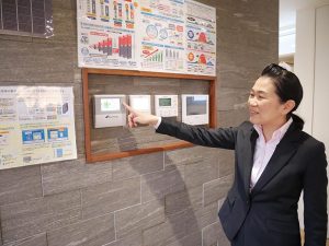 お話を伺ったユートピア建設の山口さん。4人のお子さんを持つ一家の主婦の目線と、住宅販売に携わって20年のプロの視点で、電気を買わない次世代のスマートハウスについて解説いただいた