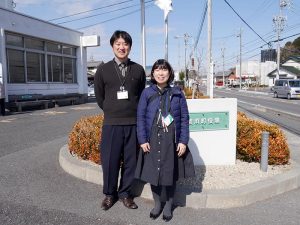 今回お話を伺った美浜町役場の近藤さん（左）、間瀬さん（右）。<br>間瀬さんは名古屋から美浜町に移り住んだ移住者のひとり。「山と海があって食べ物が美味しいです。便利さはないかもしれないけれど、時間の流れがゆっくりで、職場をはじめ町の人たちと顔の見える付き合いができるのが私には合っているなぁと感じています」と美浜町の魅力を語ってくれた