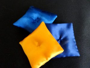 座布団は他のものでも応用可。青はキャンディ、金はせんべいなどに変えて実施してもよい