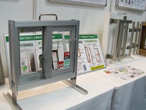 窓サッシのスタイルもさまざまあるが、クレセントや補助錠の使い勝手も十分に確認を