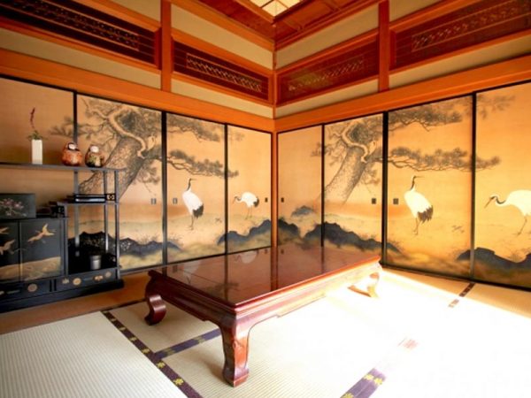 部屋全体が絵画のような襖絵には、鶴と松がテーマに。欄間と本物志向のたたずまいの８畳の部屋だ。襖を開けて隣の部屋とつなげ、目的に応じてこの空間を自由に使えるユーティリティーさも魅力だ