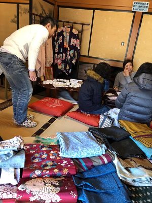 マルシェでは、着物もたくさん並び、多くの来場者があった