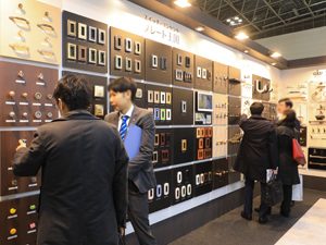 さまざまなデザインのコンセントやスイッチプレート、フック、タオルハンガーなども豊富に