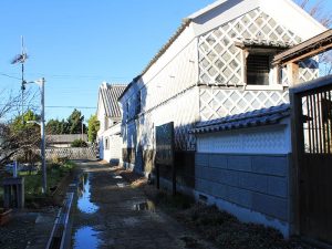 なまこ壁通りの一角。２階までびっしりとなまこ壁で覆われている。こんなことができたのも松崎が養蚕業などで経済的にも潤っていたからだ