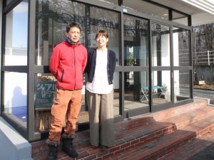 下宿時代の雰囲気を残した玄関前に立つ、加茂さん（左）と山川さん