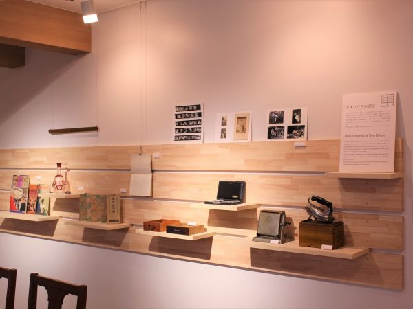 回顧展では、家庭科の先生をしていたお母さまの、古い鉄のアイロンや針のセットなどを展示した。大家さんが近隣の方々を招き、石上さんが今後ここで何をしていくかを伝えた。10日間で約150人の方が訪れたそうだ