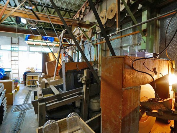 ▲『椎名硝子』のガラス加工所では一般見学のほか、『醤油差しのガラス加工体験』や『万華鏡制作体験』なども実施。地域の子どもたちや外国人観光客の間でも好評だ。※要予約（体験時間は30分～60分程度）体験料は4000円から／予約は03-6318-9407へ