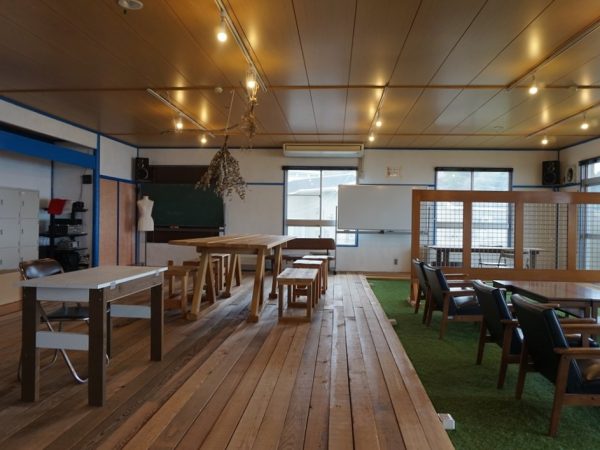 床の角材は、もともと余っている倉庫の角材を利用。半分ほどしか在庫がなく、残りは人工芝を敷き詰めたところ、コントラストが面白く、子どもたちが走り回るような楽しいスペースになった