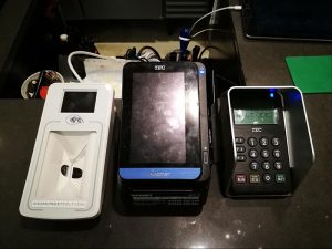 今年導入された新しい決済端末は、狭いカウンタースペースにも設置できるコンパクトなものだ