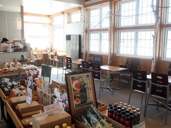 地元の特産品が多く並ぶ「ピピカフェ」