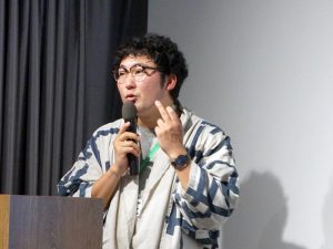 シェアビレッジの武田氏は、トレードマークのハッピ姿で登壇。「シェアビレッジ」の取組みについて紹介した