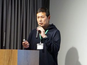 亀岡氏は、成田空港にカプセルトイを導入した企画マンだ。外国人旅行客が帰国時にポケットが小銭でパンパンになって困っていた課題を解決した。小銭は、推定毎年250億円が海外に流出しているという話で、現在は、10の空港に置かれ、約２億円の売り上げになっているそうだ