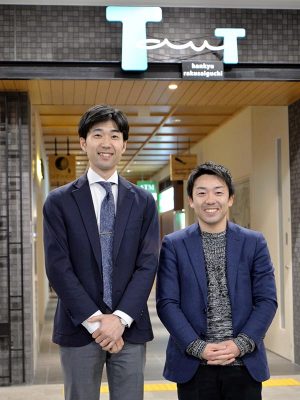 阪急電鉄株式会社都市交通事業本部えきまち事業部課長補佐の永田賢司さん（右）と、株式会社エキ・リテール・サービス阪急阪神、パートナー事業部マネージャーの加藤淳さん（左）