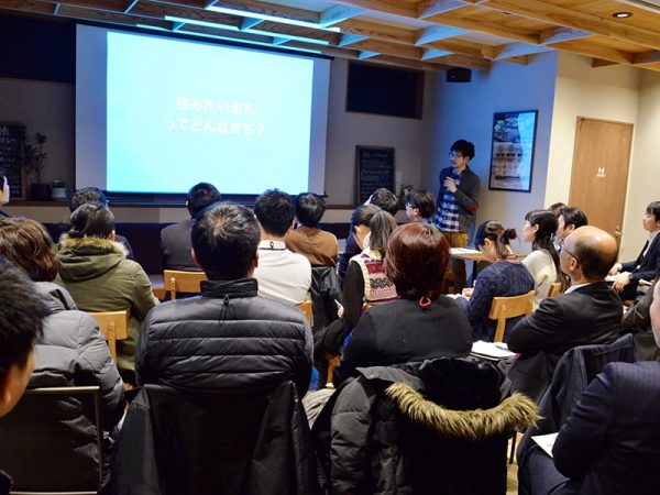 2⽉18⽇に⾏われた「洛⻄⾼架下⼤学」の様⼦。前⽅で話をしているのが「京都移住計画」の⽥村篤史さん