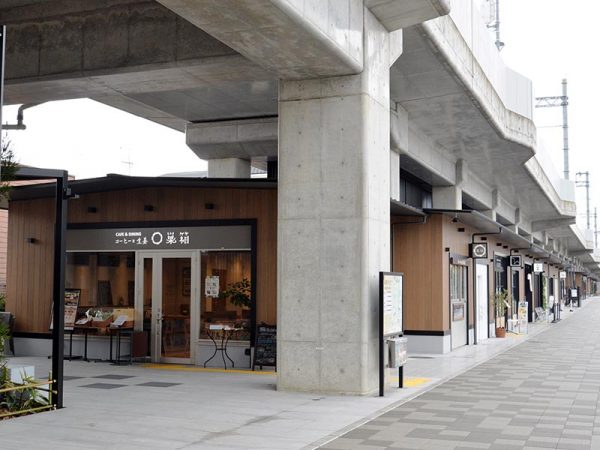 高架下に店舗が並ぶ「TauT阪急洛西口」。手前は「洛西高架下大学」が開催されたカフェ「巣箱」