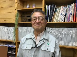 ▲広島県工務店協会の4代目会長であり、橋本建設株式会社取締役会長の河井英勝さん（74）。ご自身は大手ゼネコンの出身。大手の強みも工務店の強みもそれぞれ理解した上で、後進育成に邁進している