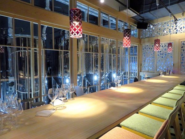 一般的な川崎のイメージとは一味違う、すっきり清潔な印象の店内。タンクの輝きが美しい