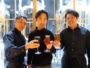左から田村氏、田上氏、岩澤氏。それぞれに自分が一番お勧めのビールを持っていただいた。どれがどれかは最後の写真を参考していただきたい