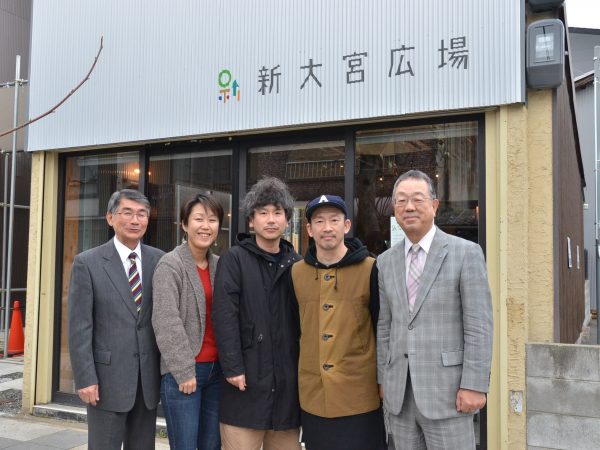 「100坪プロジェクト」のメンバー。右から吉田光一さん、荒川朋彦さん、「新大宮広場」のデザインを担当した「STUDIO RAKKORA ARCHITECTS」の木村日出夫さん、山中はるなさん、「フラットエージェンシー」の寺田敏紀さん