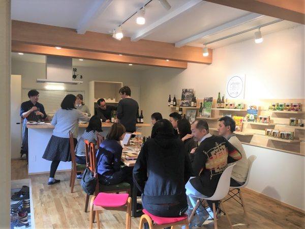 アートイベントだけでなく、食品の輸出入をしている「ムラン家」という会社の展示＆試食会を開催。<br>リビングのキッチンや食器を利用した