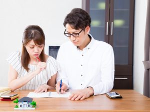 住宅購入を検討中の人にとって気にかかるのが消費税増税。「自分にとっての買い時」が今なのか、見定めるポイントを解説