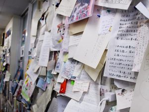 社内に貼られたお礼状の数々