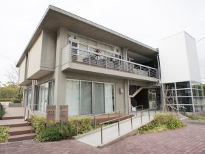 既存の集会所棟を改修して医療・介護に関する機能を加えた、豊明団地の『けやきテラス』。その2階にロボティックスマートホーム実証研究施設がある