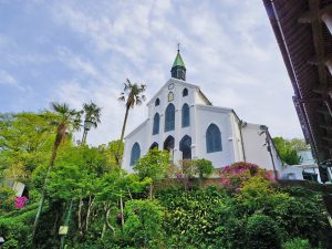 ▲国宝・大浦天主堂は江戸時代幕末の開国後、1864年（元治元年）に建立された。この大浦天主堂がある南山手エリアそばの『長崎港松が枝国際ターミナル』には、年間200隻もの大型クルーズ船が入港。ほぼ毎日のように外国人観光客が長崎のまちを訪れる。こうした観光客の“足”を東山手・南山手エリアだけでなく『まちなか』全域へ広げたいという想いもあり『まちぶらプロジェクト』が進められている