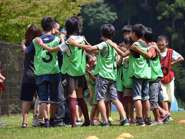地元の子どもたちが参加するサッカー教室