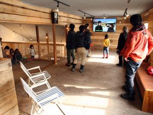 2階のレンタルスペース。壁は木の質感を強調し、1階と違った雰囲気を楽しめる