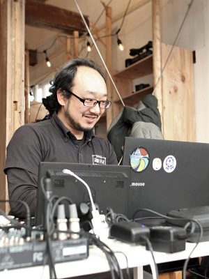 JIMBAのスタジオで作業する立川彰さん