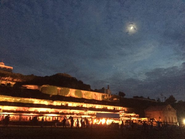 夏には、ライトアップで美しく彩られる。</br>「プロジェクションマッピングを利用したイベントなども行っています」と、相羽氏は話す（写真提供：ゴールデン佐渡）