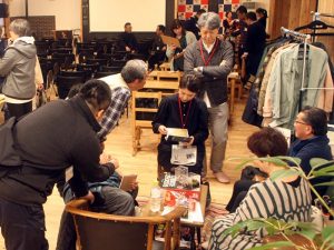 授業の後の茶話会で、先生を囲んで交流する生徒たち