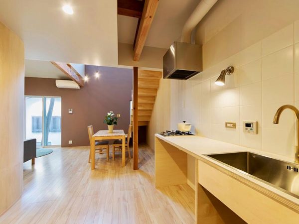 この住戸は玄関を入ってすぐにキッチン、そのそばの柱や梁を現しにした。基本的に、入居者が猫の動きなどを配慮して家具を自由に配置できるよう、収納家具はあえて造作していない