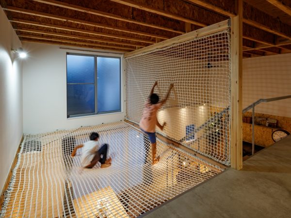 ダイニングの上はハンモックになっていて、子どもたちにとっては楽しい遊び場だ