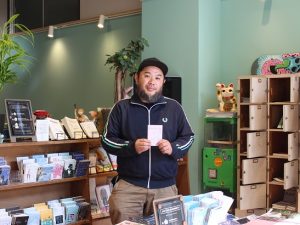 「ホリエビル」を運営する堀江浩彰さん。手にしているのは、堀江さんが発行するフリーペーパー「屋上とそら free」。同フリーペーパーは、堀江さんだ大好きだという屋上の魅力を写真と文で紹介している