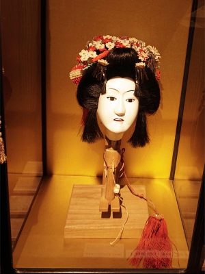 ミュージアムには文楽人形などが展示されている