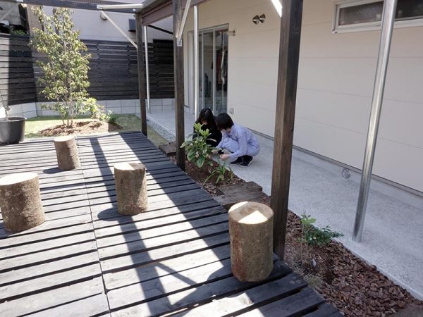 共用の庭では、店主同士が土をいじりながら雑談することも