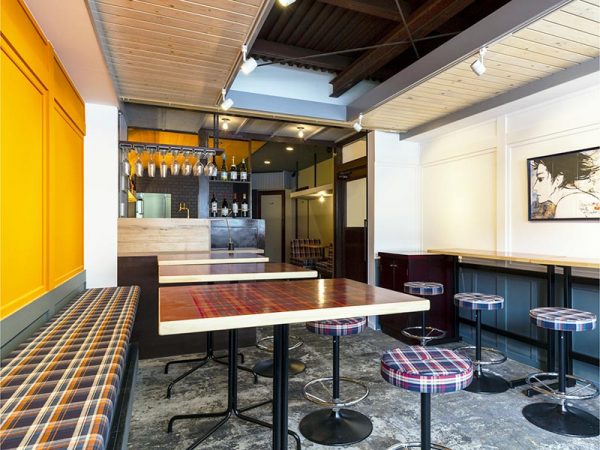 入り口から左側のスペースは、大きな窓があって開放的、明るい雰囲気