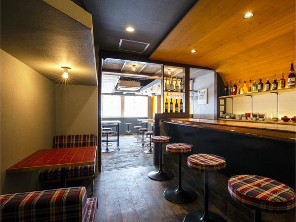 バー空間は、床が高いため天井が低く感じる