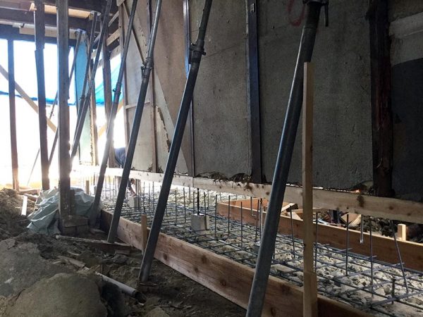 柱の上部を鉄鋼で支えて、下部の腐食部分をそっくり入れ替える大改築となった